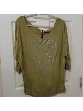 Lyss loo sparkling skull top size medium $5 if more than one item is purchased